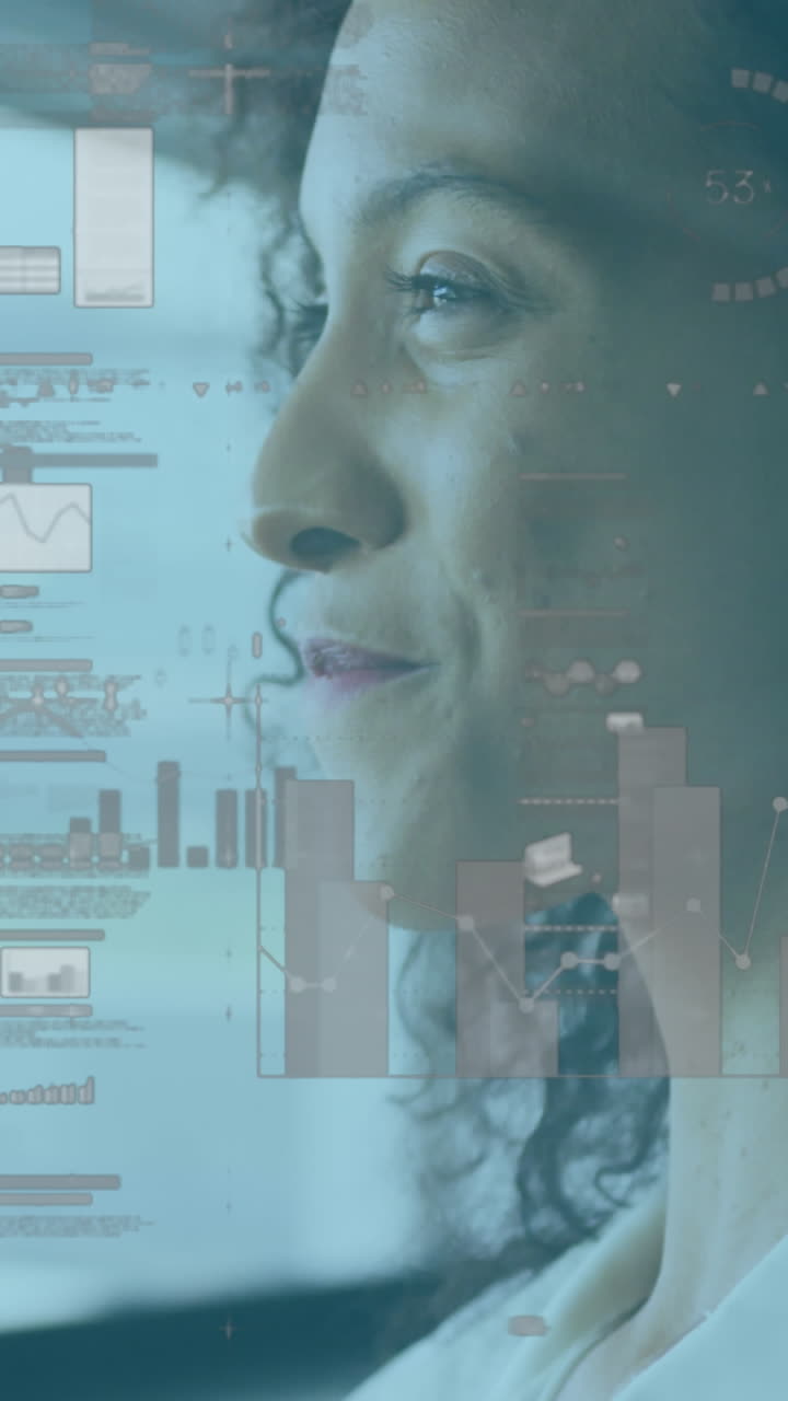 animación de estadísticas y procesamiento de datos financieros sobre empresaria biracial