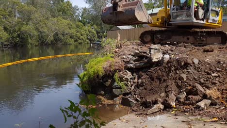maquinaria pesada excavando suelo y roca en un sitio de construcción