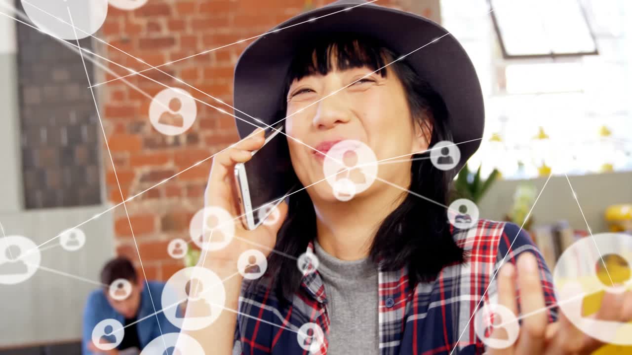 スマートフォンを持ち笑う女性。ビジネスネットワーキングのために、アニメーションでネットワークが成長を開始する。