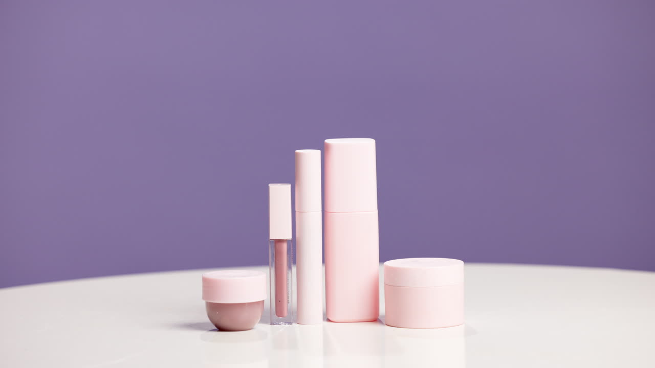 Prodotti cosmetici rosa minimalisti