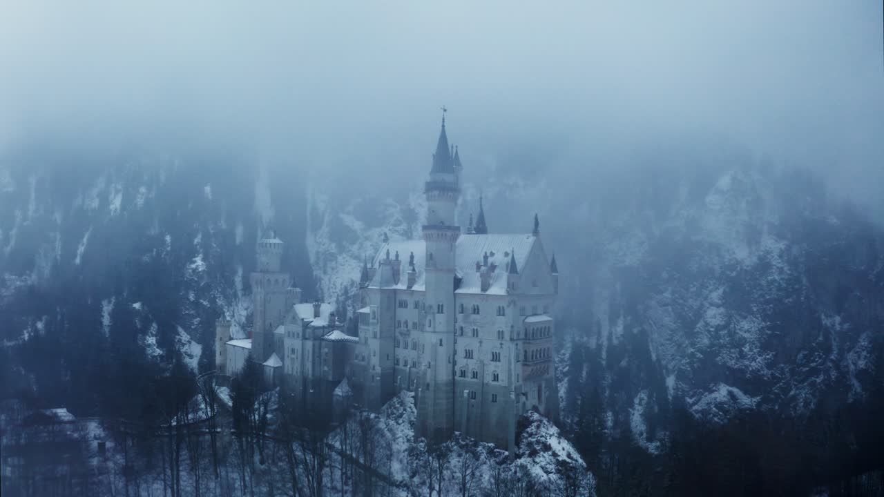 el castillo de neuschwanstein en la niebla de invierno