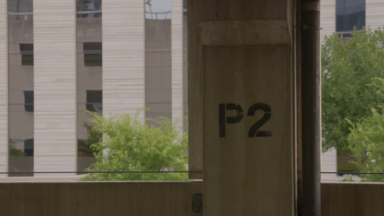 Pilastro in un parcheggio sotterraneo etichettato "P2".