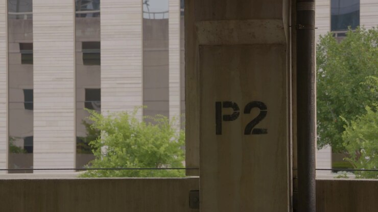 Pilastro in un parcheggio sotterraneo etichettato "P2".