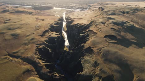 Vasto-Paisaje-De-Cañón-En-Islandia-Profundo-Y-Sinuoso-Desfiladero-Rocoso,-Naturaleza-Volcánica