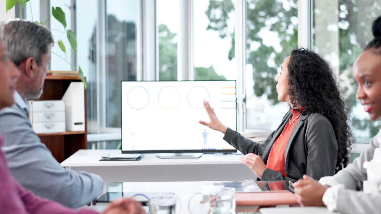 computadora, presentación y gente de negocios