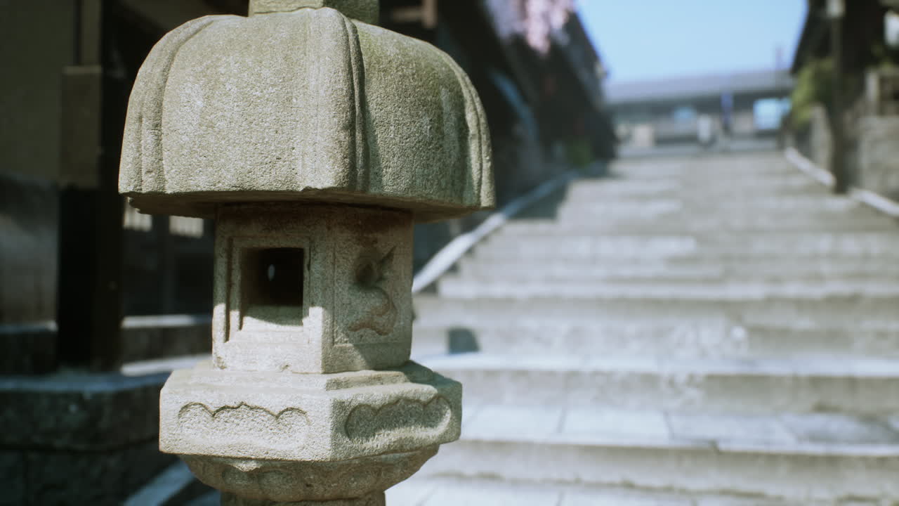 계단 위 에 있는 전통적 인 일본 의 돌 등불