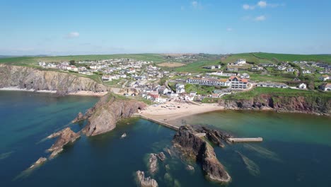 Hope-Cove-Pequeño-Pueblo-Costero-Devon-Reino-Unido-Panorámica-Drone-Vista-Aérea