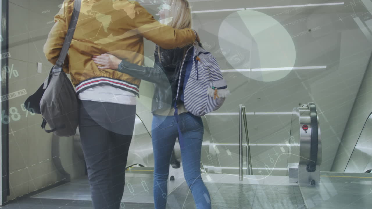 animación de la interfaz infográfica sobre la vista trasera de una pareja biracial bajando por la escalera mecánica