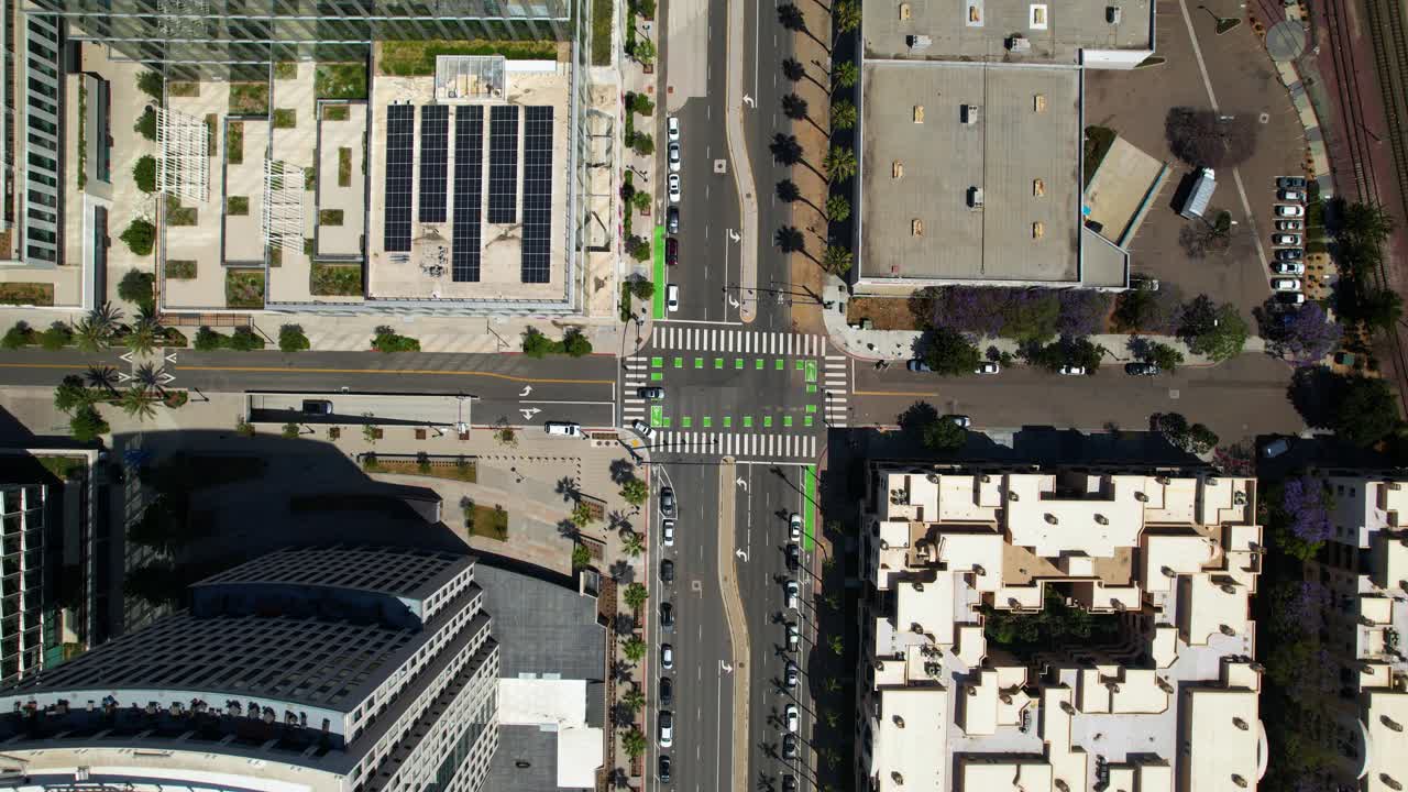Drone voando para o norte acima de edifícios na Pacific Highway no centro de San Diego ao meio-dia com uma vista de cima da cidade