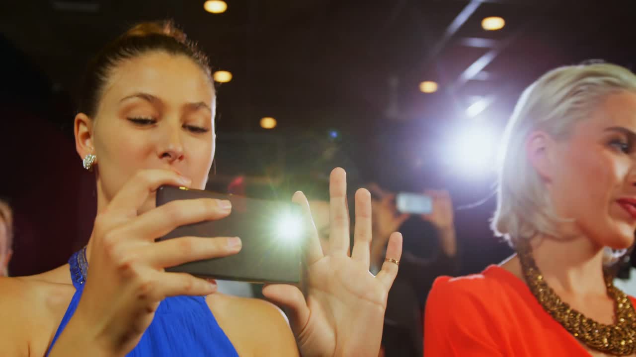 grupo de personas haciendo clic en fotografías 4k