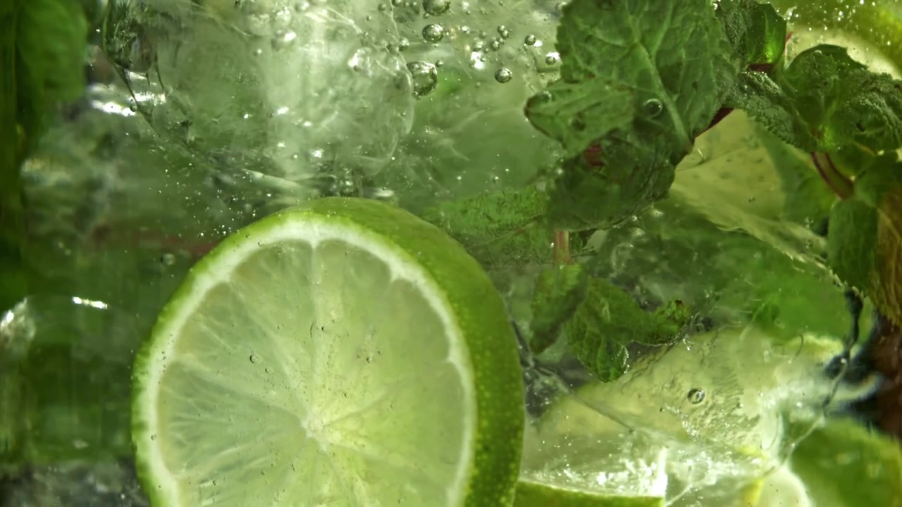 Virkistävä Mojito-cocktail limen, mintun ja jääkuplien kera