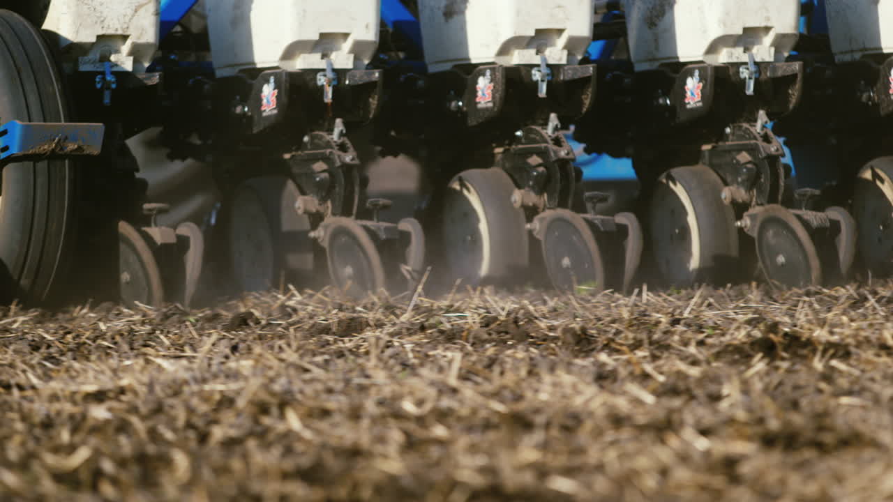 mecanismo de siembra que recorre el primer plano del campo