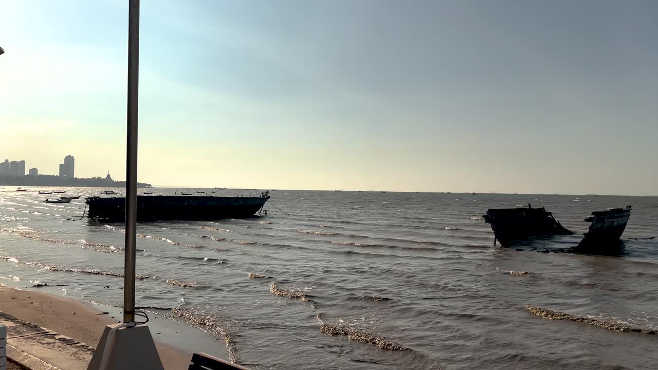 평온 한 해변 풍경 을 따라 이동 하는 배 들