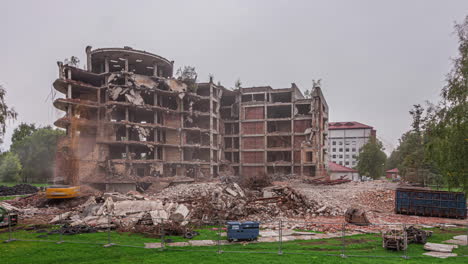 Un-Clip-De-Fusión-De-Un-Edificio-Demolido---Lapso-De-Tiempo