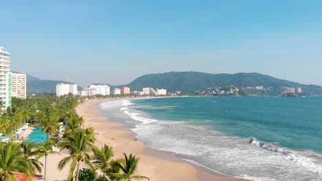 Vista-De-La-Orilla-Del-Mar-Sobre-Las-Palmeras