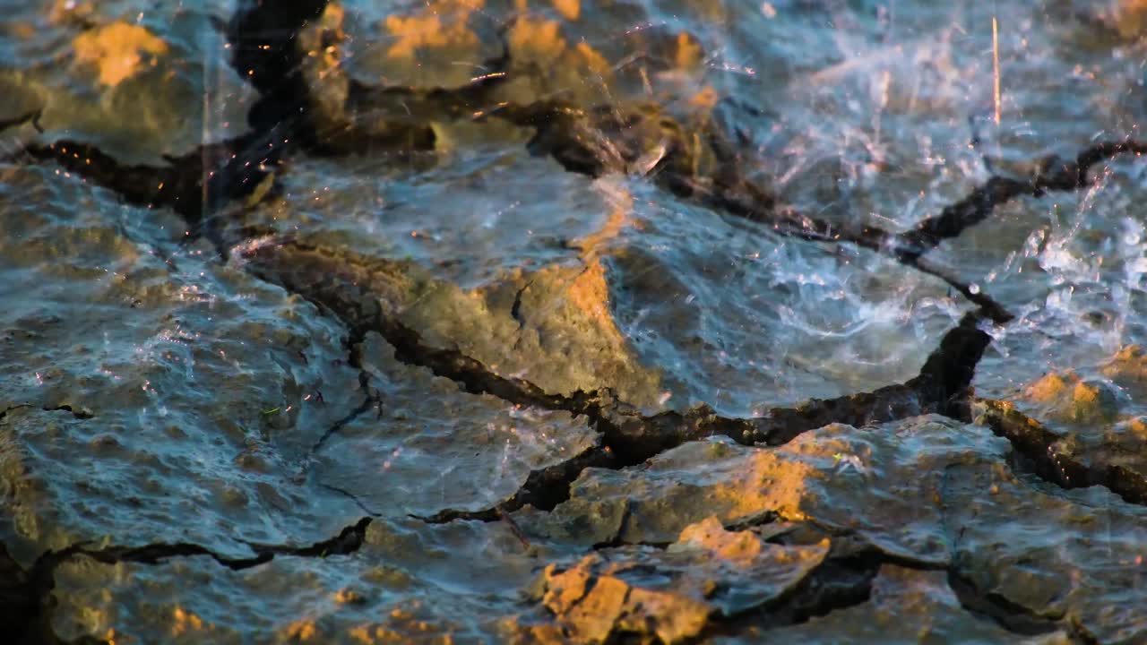 lluvia sobre tierra seca suelo agrietado, esperanza tormenta después de la sequía cambio climático