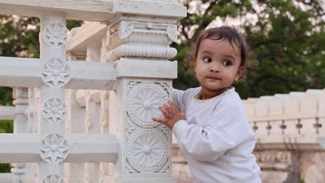 Expresión-Inocente-De-Un-Niño-Lindo-En-El-Patio-Del-Templo-Durante-El-Día-Desde-Una-Perspectiva-única