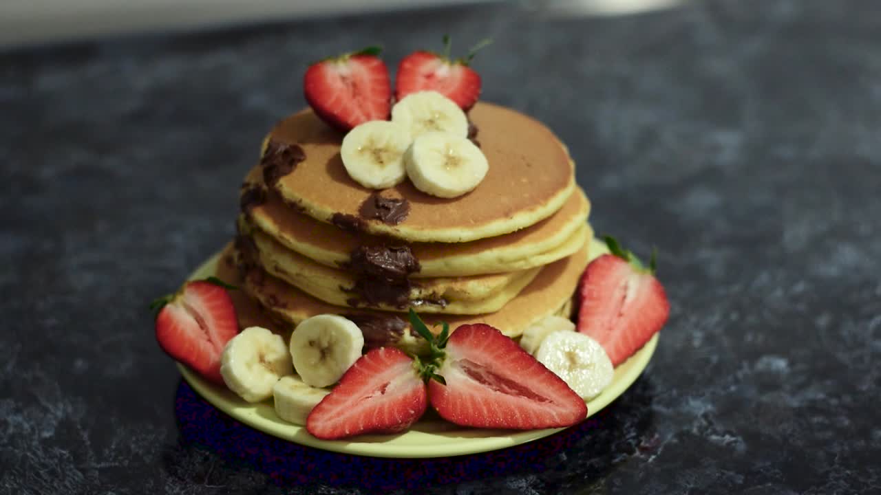 tortitas americanas con fresas y plátanos, imágenes de 4k