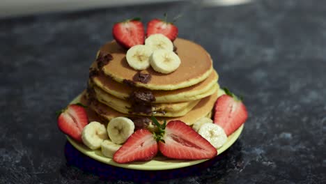 Amerikanische-Pfannkuchen-Mit-Erdbeeren-Und-Bananen,-4k-Aufnahmen