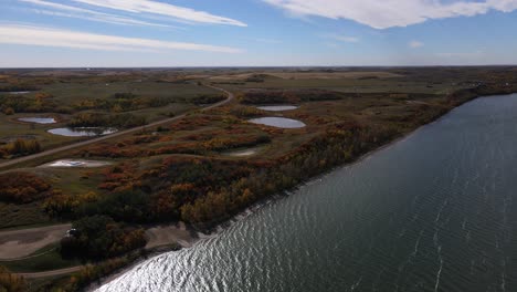 Imágenes-Aéreas-Descendentes-En-4k-Sobre-El-Lago-Buffalo-En-Canadá-Durante-El-Otoño-De-2021