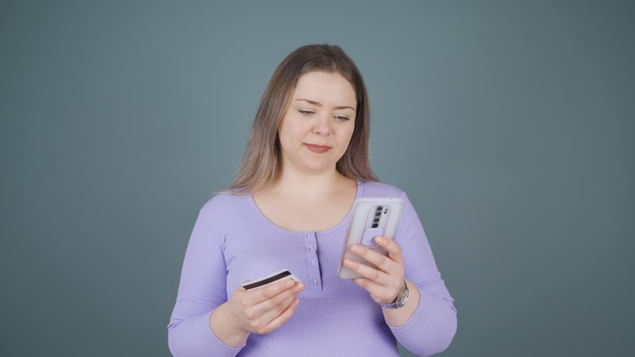 신용카드로 쇼핑하는 젊은 여성.