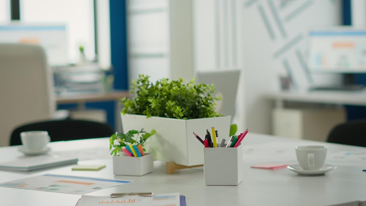 비어있는 스타트업 비즈니스 사무실, 회의 테이블이 있는 쾌적하고 밝은 회사 방