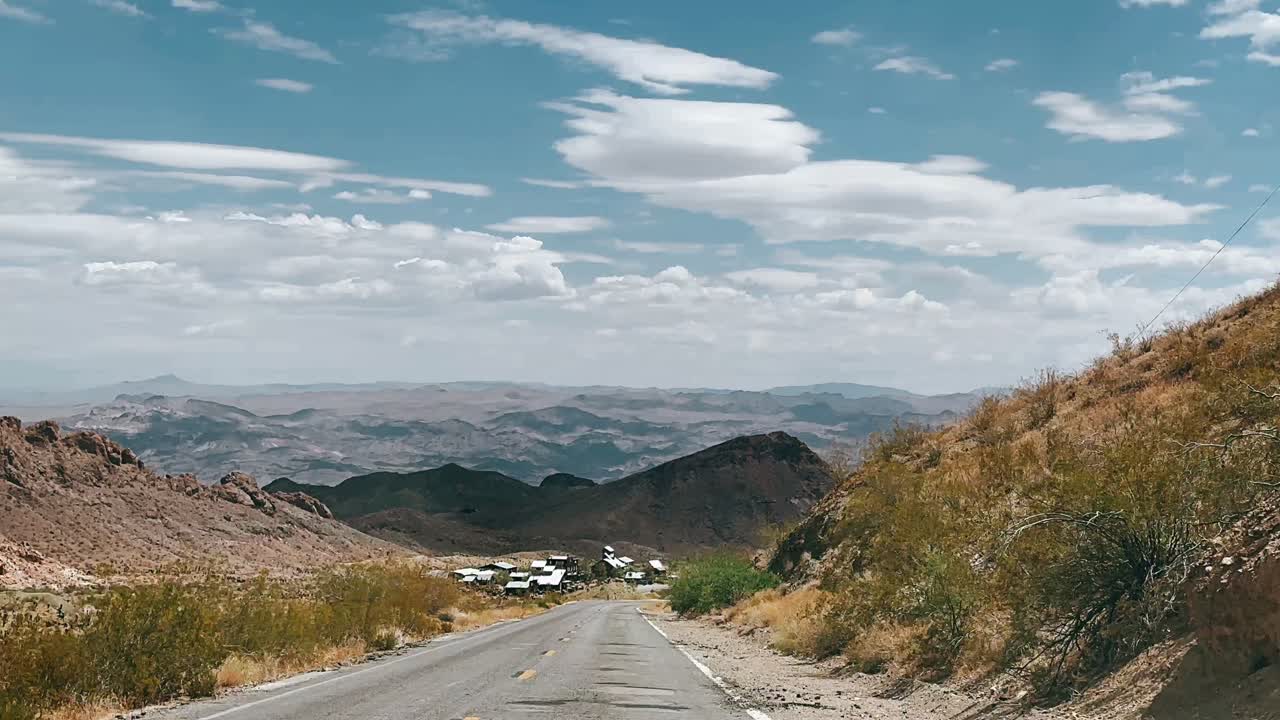 산 계곡 을 가로지르는 사막 도로