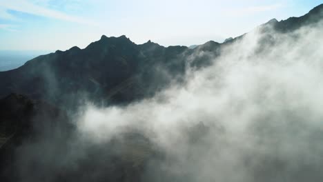 Hermosa-Toma-Aérea-De-Nubes-Rodantes-En-Las-Montañas-De-Anaga-España