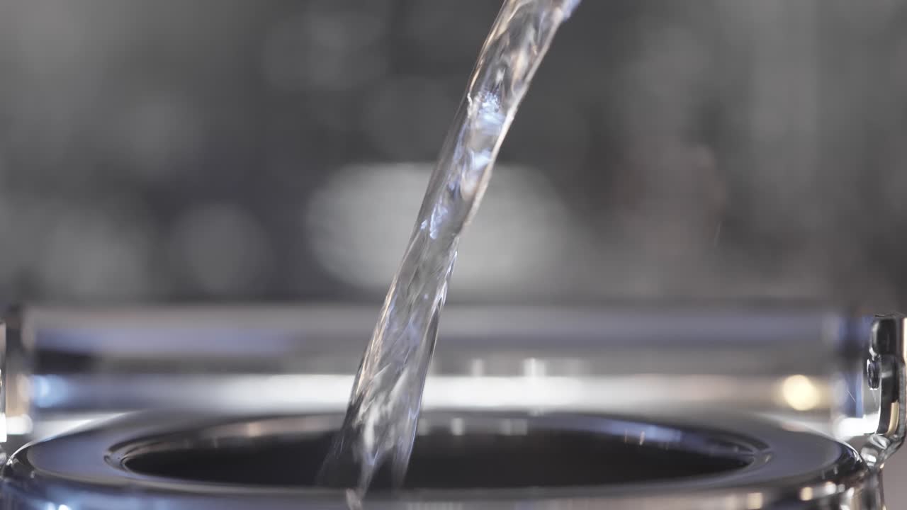 agua que se vierte en un recipiente