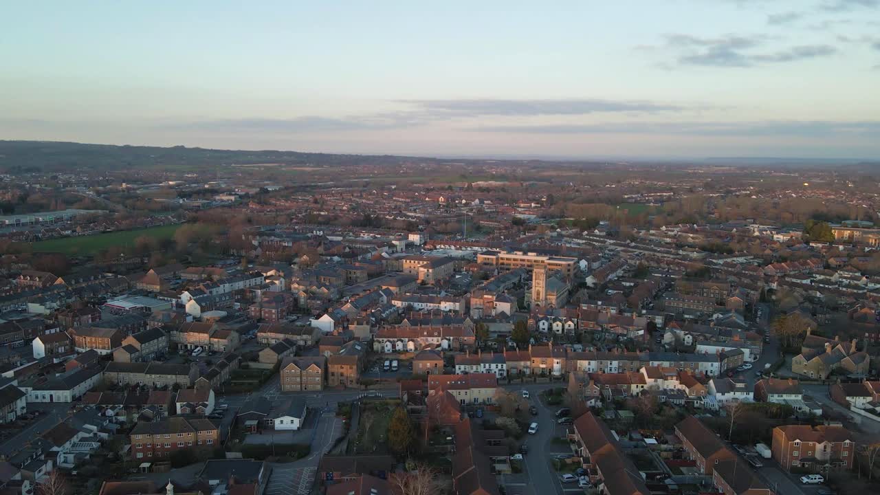 vista aérea de 4k de taunton somerset, reino unido, drone avanzando y mostrando el cielo azul con algunas nubes