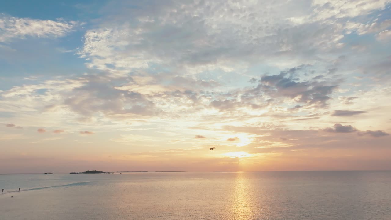 아름다운 하늘과 함께 해가 지는 시간에 몰디브