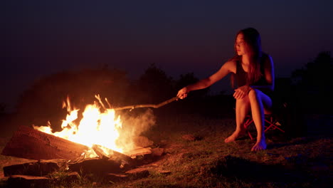 Asiatische-Frau-Mädchen-Kontrolle-Des-Lagerfeuers-Beim-Zelten-In-Der-Nacht