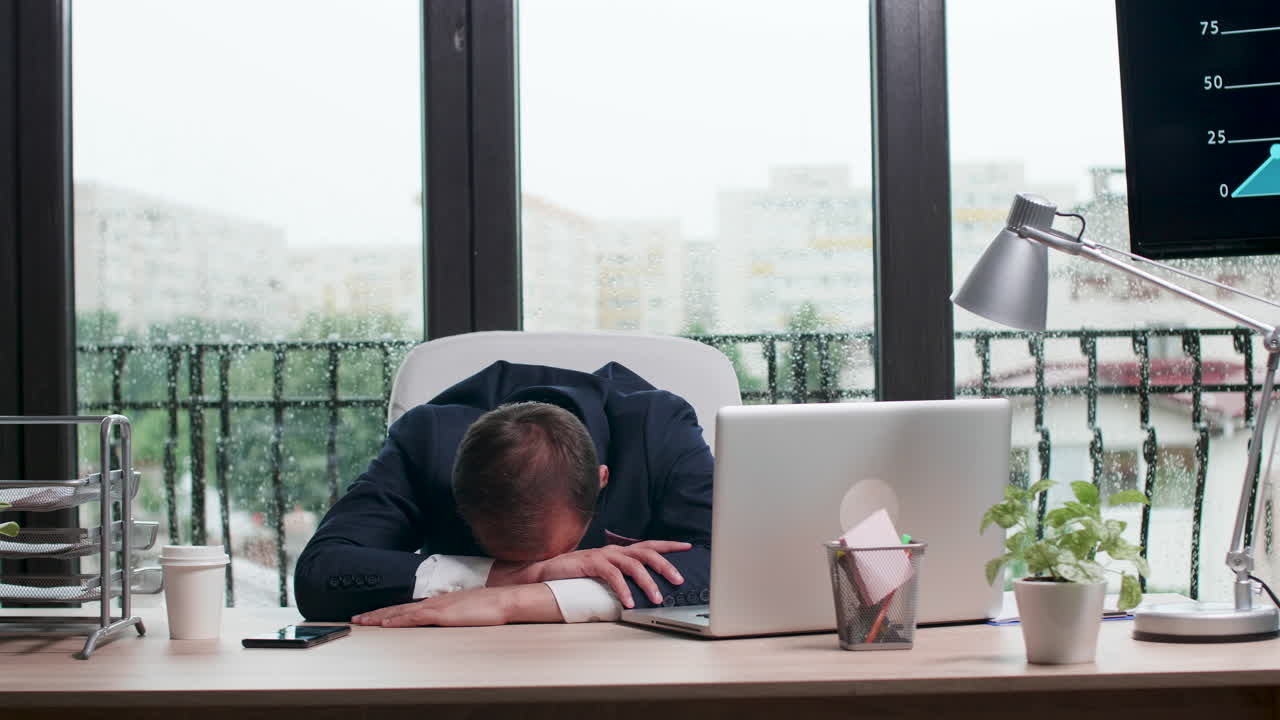책상 에서 자고 있는 피곤 한 사업가