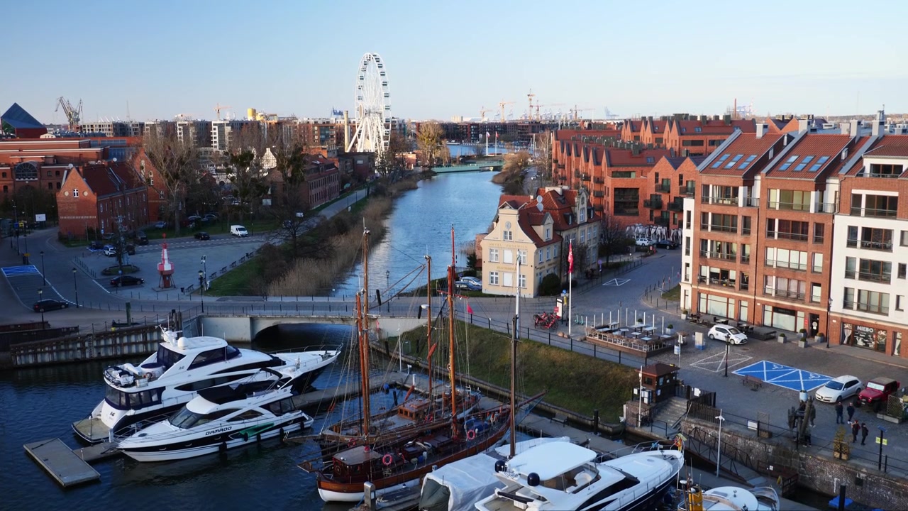 La marina di Danzica con la ruota panoramica sullo sfondo. Polonia.