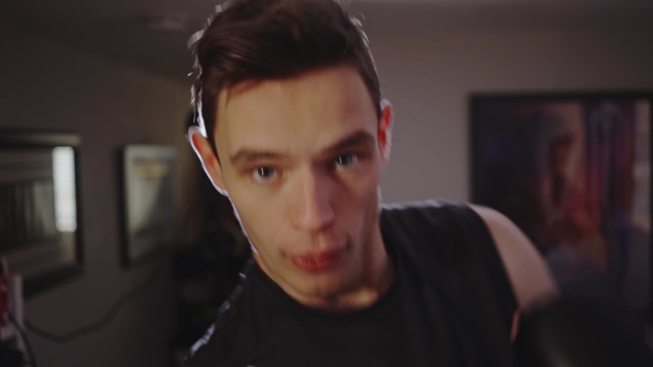 boxeador masculino en guantes de boxeo practicando golpes en interiores