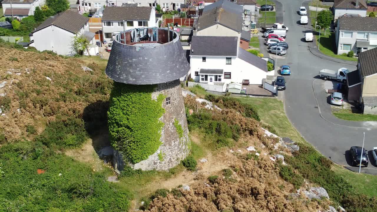 llangefni 풍차 ivy  ⁇ 인  ⁇ 빛 언덕 랜드마크 항공 뷰 웨일스 이웃 위를 순환