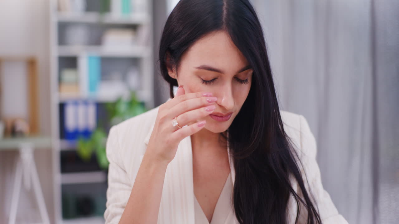 mujer navegando por el teléfono inteligente se frota los ojos por la fatiga