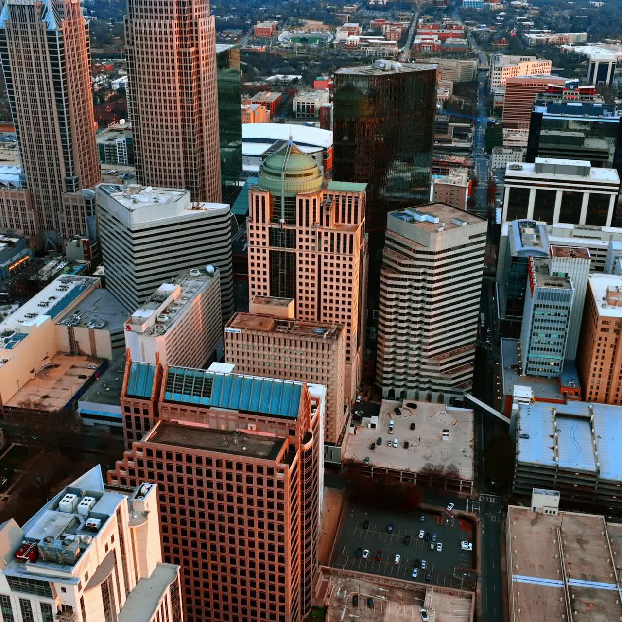 Avvicinandosi al centro con i grattacieli nella moderna città americana. Panorama di Charlotte, Carolina del Nord, USA.