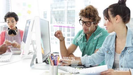 animación de números y líneas sobre mujeres y hombres caucásicos compañeros de trabajo en la oficina