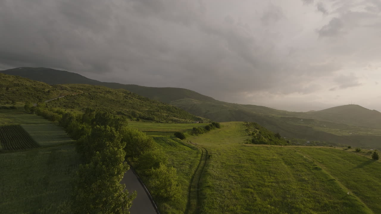 조지아 삼츠헤-자바케티의 아프니아 근처의 극적인 일출 하늘을 배경으로 상록 고원의 경치 좋은 도로