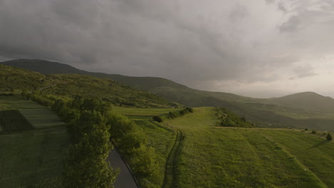 Carretera-Escénica-En-Las-Tierras-Altas-De-Hoja-Perenne-Contra-El-Espectacular-Cielo-Del-Amanecer-Cerca-De-Apnia-En-Samtskhe-javakheti,-Georgia