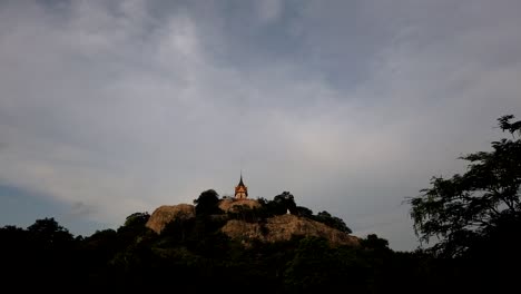 Wat-Phra-Phutthachai-Ist-Ein-Touristenziel-Für-Ausländer-Und-Thailändische-Staatsangehörige,-Die-Nach-Segnungen-Suchen