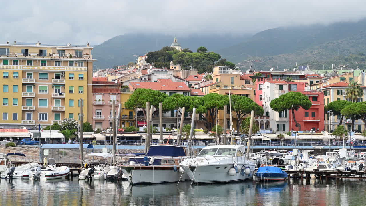 Barche e yacht al porto della città di Sanremo, Italia