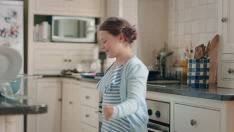 una adolescente feliz bailando en la cocina divirtiéndose el fin de semana celebrando en casa con movimientos de baile divertidos disfrutando de la libertad lúdica