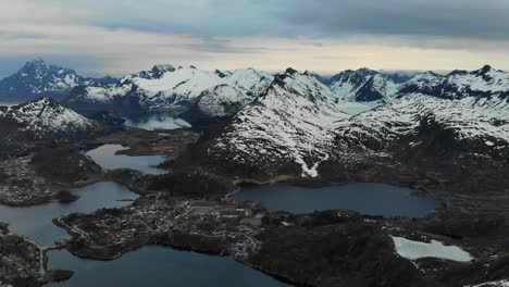asombrosa vista panorámica de una ciudad noruega en un valle de montañas nevadas
