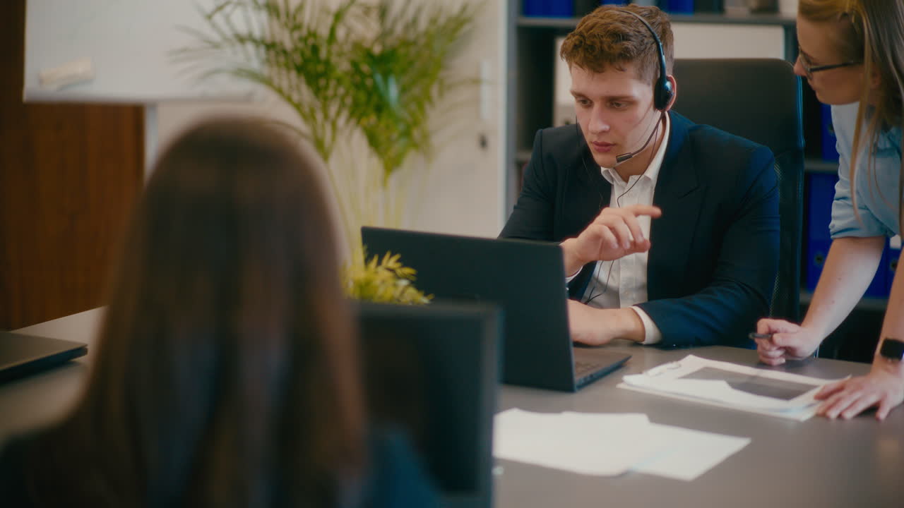 Uomo d'affari che discute in videochiamata in ufficio.