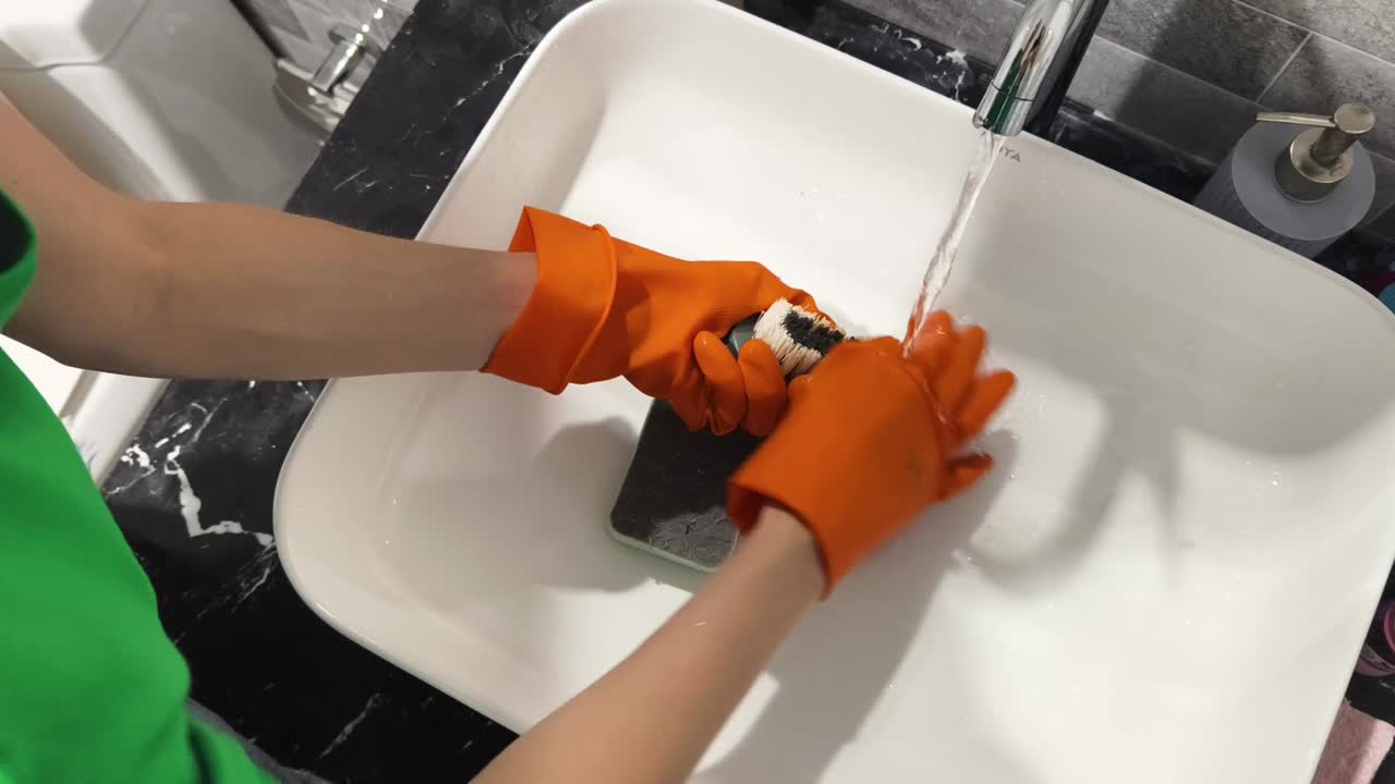 limpiando un fregadero del baño