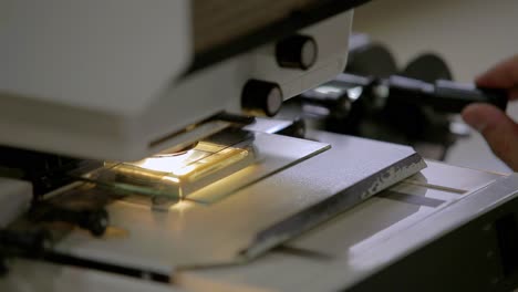 Máquina-De-Microfilm-Utilizada-Para-Realizar-Investigaciones-En-Periódicos-Antiguos.