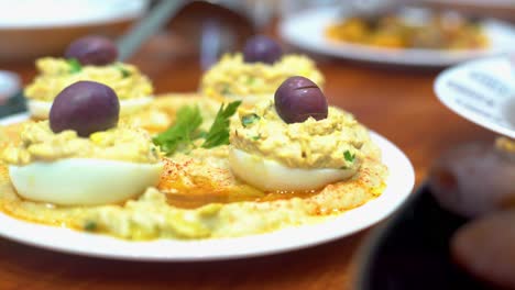 Ensalada-De-Berenjena-Con-Huevo-Y-Mostaza