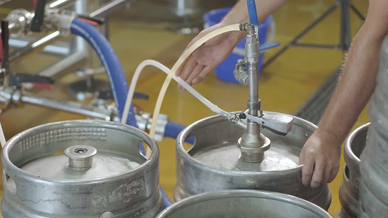 현대 맥주 공장에서 맥주 배럴